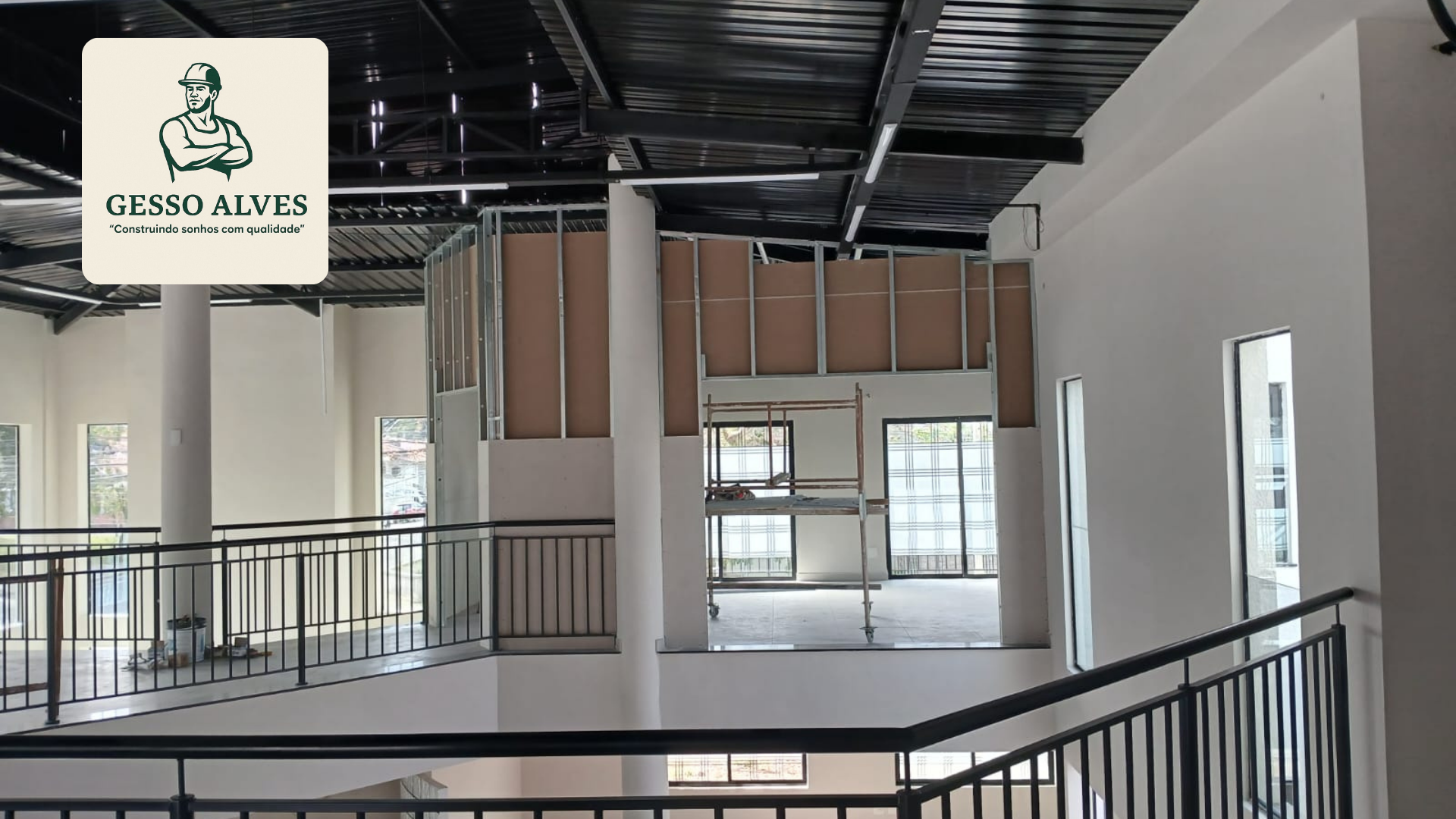 Escritório corporativo com divisórias de drywall