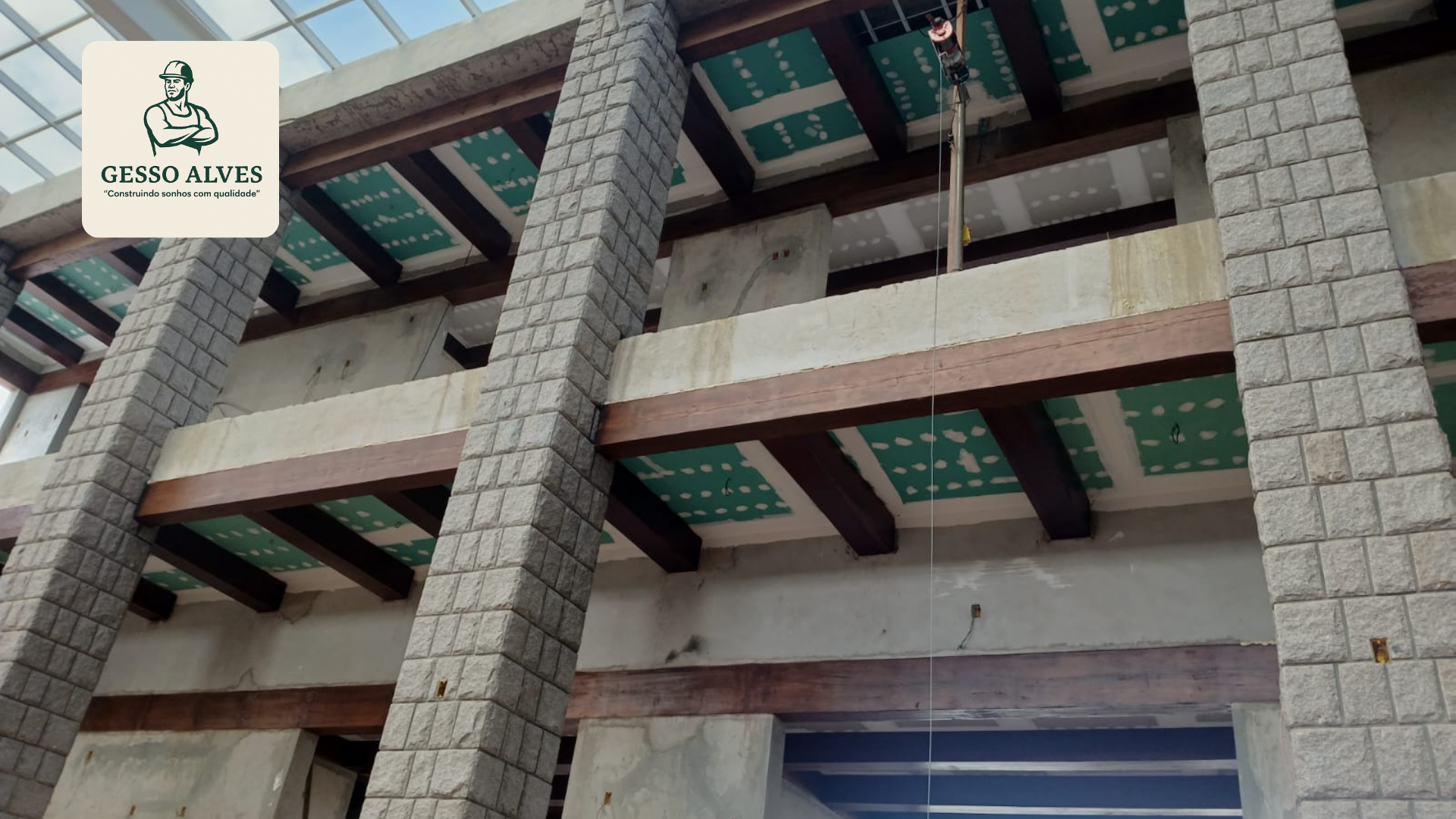 Detalhe de sanca de gesso com fita de LED